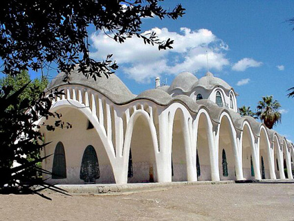Masia Freixa. Construcción dirigida por el arquitecto Lluís Muncunill, quien se inspiró en la obra Gaudiana. Puede notarse que cada arco es una catenaria.
