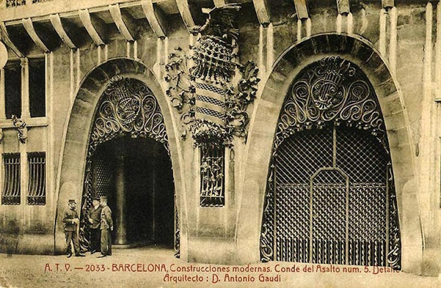Construcción de Gaudí. Las arcadas son catenarias invertidas.