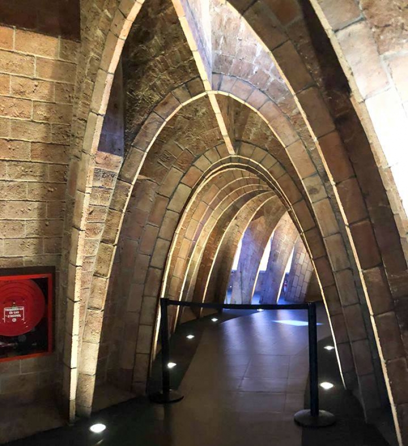 Interior de la Casa Milà, diseñada por Gaudí, que cuenta con numerosos arcos en forma de catenarias.